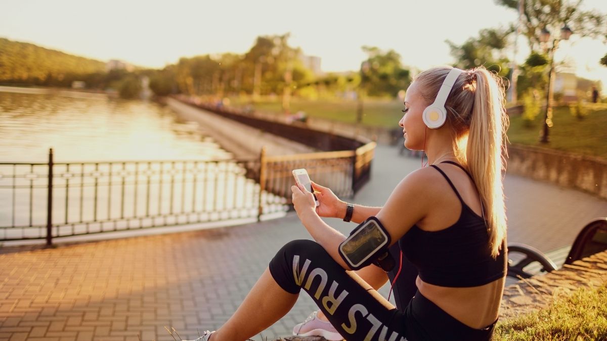 6 compelling health benefits of listening to music
